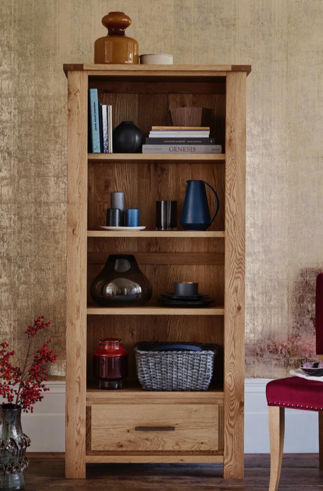 Cosy bedroom – oak bookcase
